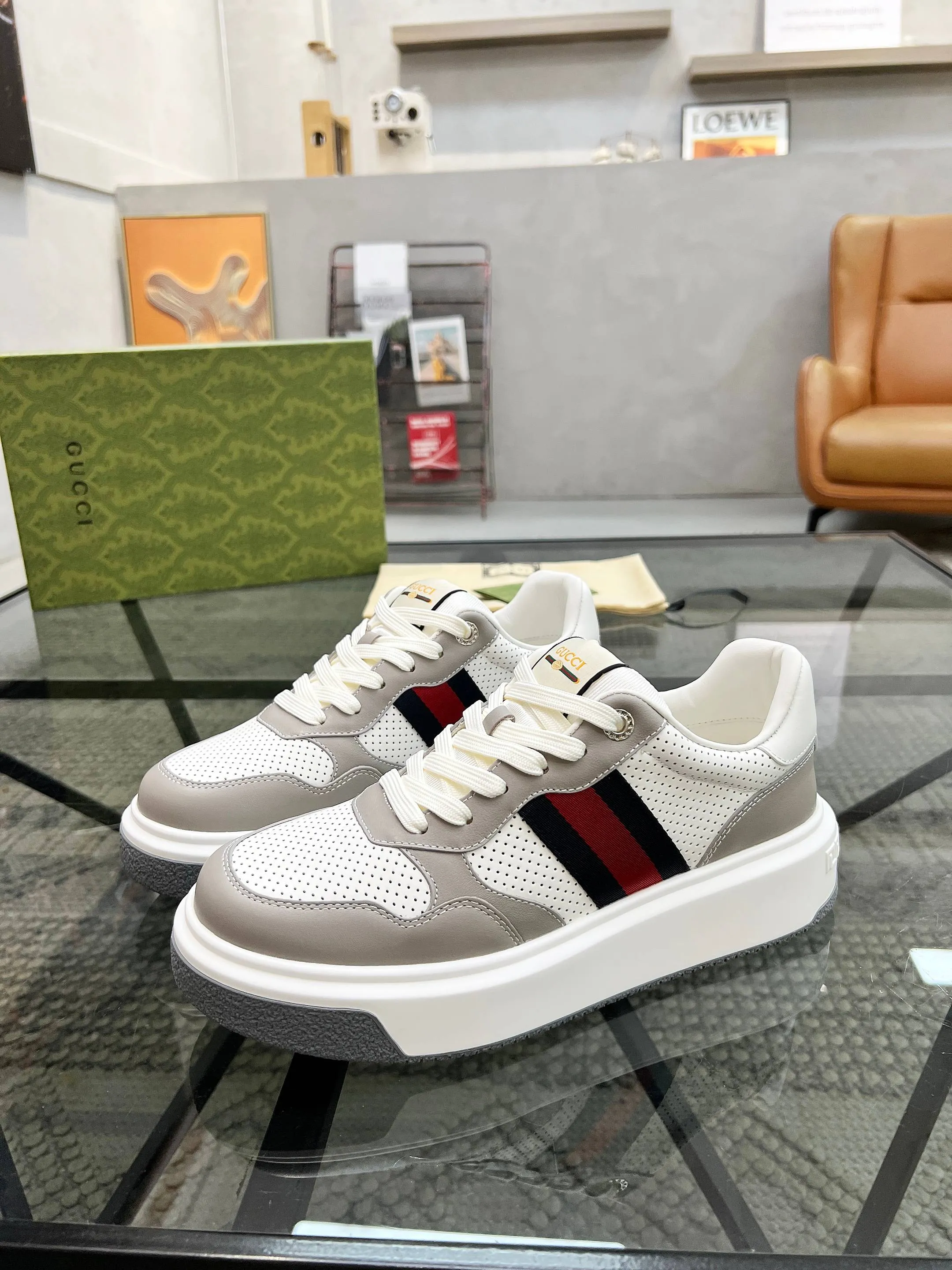P460 new men's shoes GUCCI [Lightning] latest shoes are shipped. Original quality, fashionable, special materials, sheepskin lining, new packaging. The foot feels super comfortable and the workmanship is impeccable. Size: 38-45